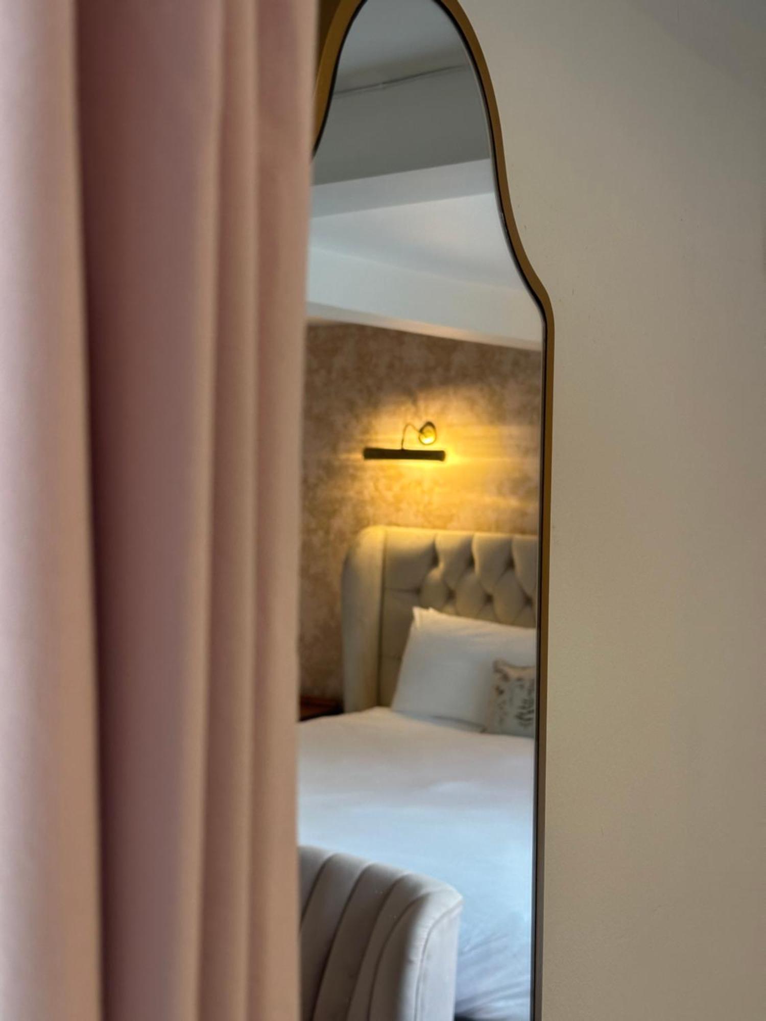 The Unicorn Inn Newton Solney Room photo