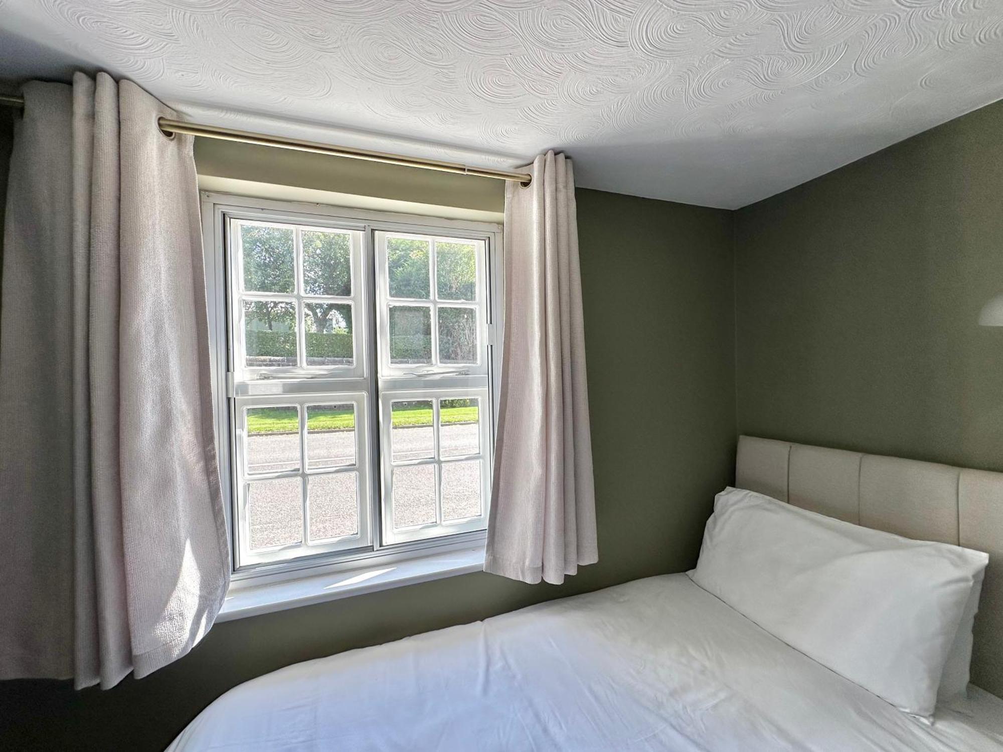 The Unicorn Inn Newton Solney Room photo