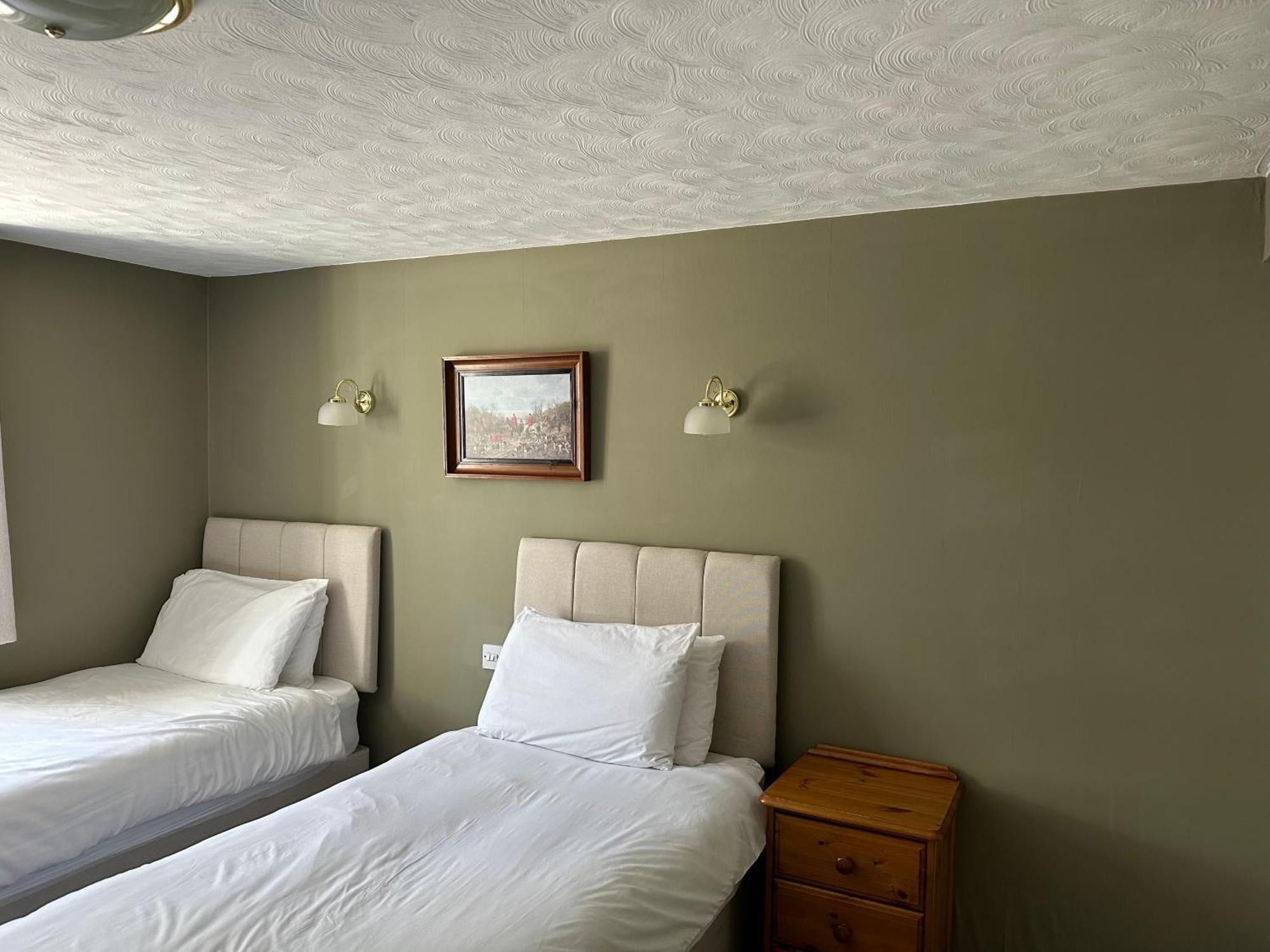 The Unicorn Inn Newton Solney Room photo